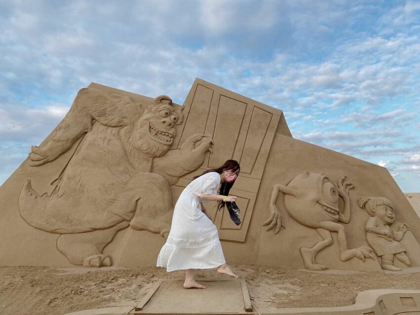 福隆沙雕，民眾可以走上沙雕和可愛的毛怪合照，或者和閃電麥坤一起當個飆仔。在陽光普照的黃金沙灘上，盡情欣賞沙雕師們精雕細琢出來的完美沙雕