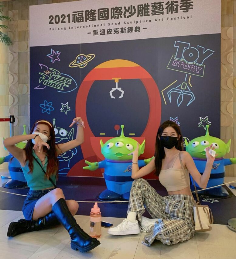 今年2021年福隆沙雕節，以「重溫皮克斯經典」為主題，現場將會有超過40座皮克斯經典動畫沙雕展出，其中主沙雕是一座高達8公尺的「玩具總動員」，大人小孩都喜歡的巴斯光年、胡迪、三眼怪…等，多達15個超人氣角色一次收集，你肯定不能錯過。