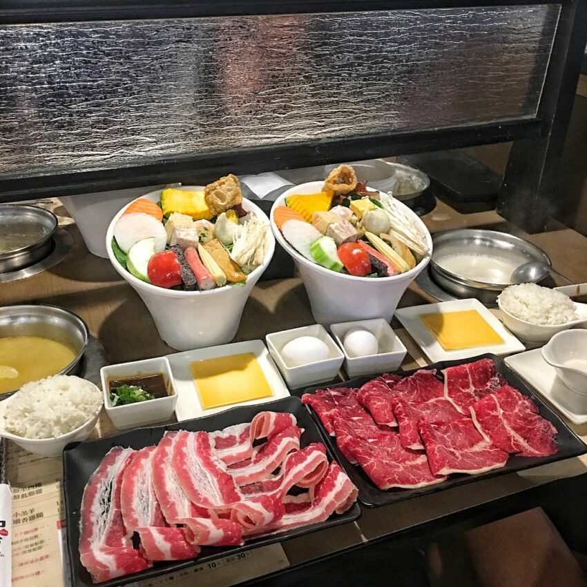 新莊美食,漸涼的天氣,到加分來個暖呼呼的牛奶鍋最好不過了。加入起司片的牛奶湯頭,隨著煮的時間越久,湯頭味道層次越加豐富 新莊美食, 新莊火鍋, 新莊鍋物, 新北美食, 新北火鍋,新北鍋物,加分100%浜中特選昆布鍋物