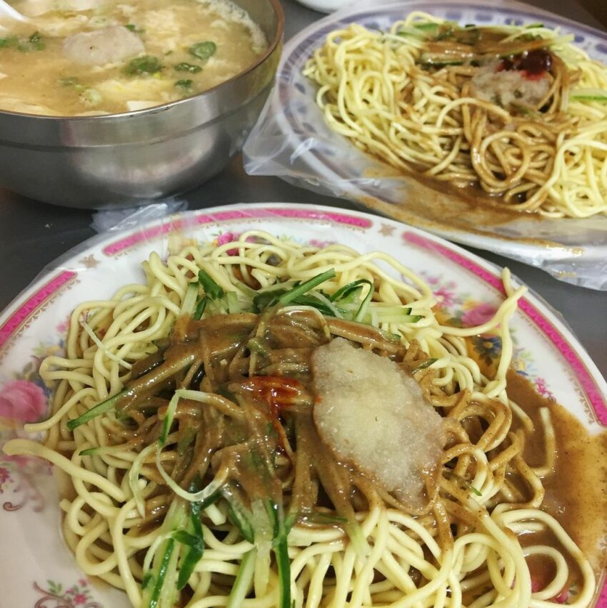 新莊美食,醬汁是決定涼麵的成敗關鍵,阿娥涼麵的醬汁,芝麻香氣十足,濃郁卻不死鹹 新莊美食, 新莊小吃, 新莊涼麵, 新北美食, 新北小吃,新北涼麵, 阿娥涼麵