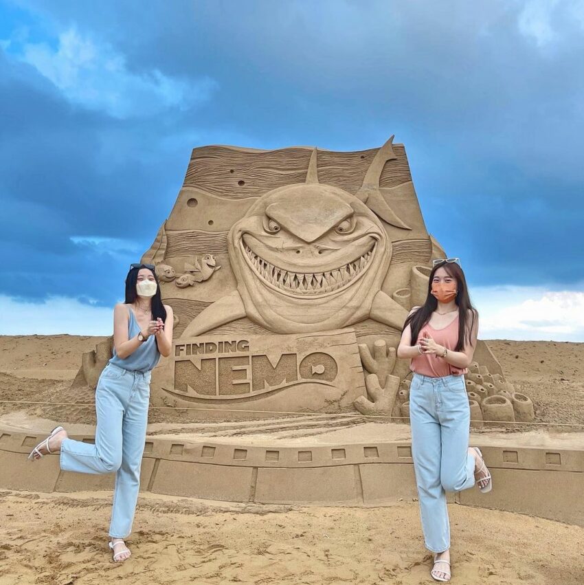 2021福隆沙雕，你有想過沙雕節中那些巨大沙雕是怎麼做成的嗎?首先必須先用巨大的鐵板圍出一個框架，並朝框架中不斷的重覆「填沙→澆水→搥打」的過程，期間不能添加任何化學粘合劑，直到巨型的沙塔形成