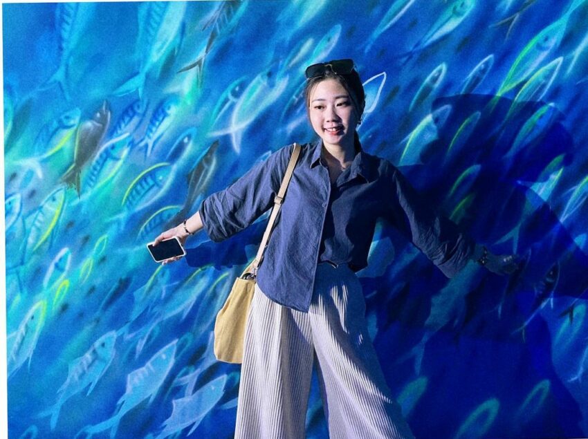 蘇澳景點｜祝大魚物產文創館，栩栩如生的大小魚群，在深藍色的牆上悠游，走進隧道就如同走進奇幻的海底世界