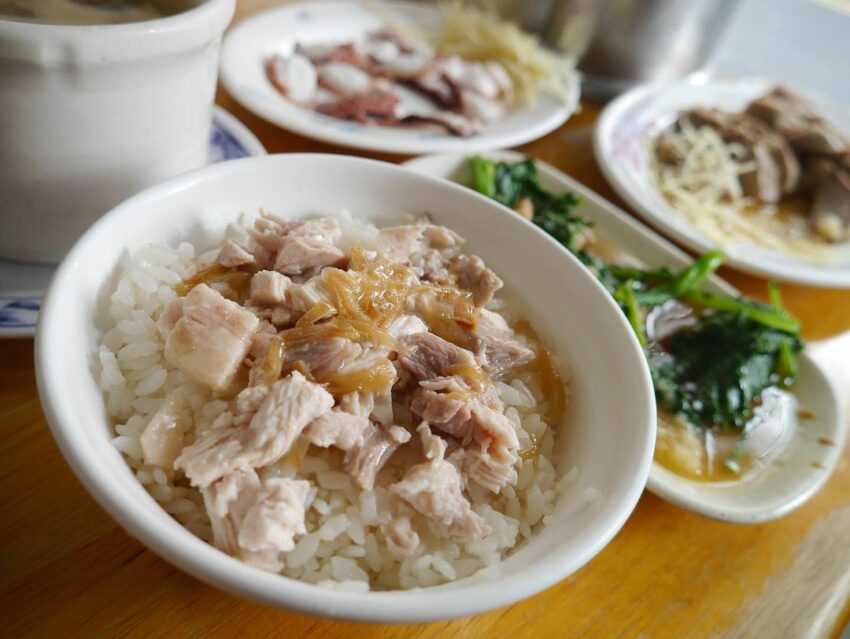 新莊美食,有別於北部常見的火雞肉絲飯,嘉家的火雞肉飯是塊狀的,吃起來更有口感,雞肉也較不乾柴。 新莊美食, 新莊小吃, 新莊推薦, 新北美食, 新北小吃,新北火雞肉飯, 嘉家火雞肉飯