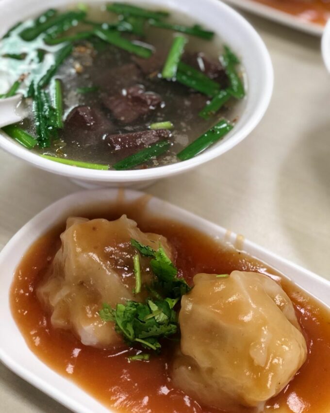 新莊美食,阿淑不只肉圓好吃,連乾麵也有超人氣。蒸的肉圓外皮Q軟,內餡鹹香紥實,淋上鹹甜的醬料,以及香氣十足的蒜泥,三兩口就能吃掉一盤。 新莊美食, 新莊小吃, 新莊肉圓, 新北美食, 新北小吃,新北肉圓, 阿淑清蒸肉圓, 乾麵