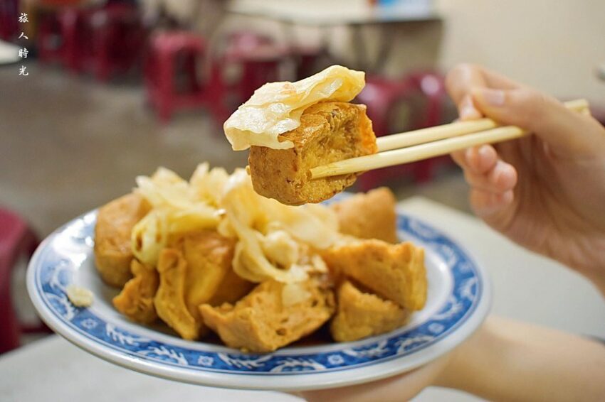 潮州美食｜潮州美食_阿國臭豆腐_在屏東萬丹十分有人氣，偏甜的醬汁搭配脆口的臭豆腐，每一口都能感受到台灣小吃臭豆腐的迷人魅力。