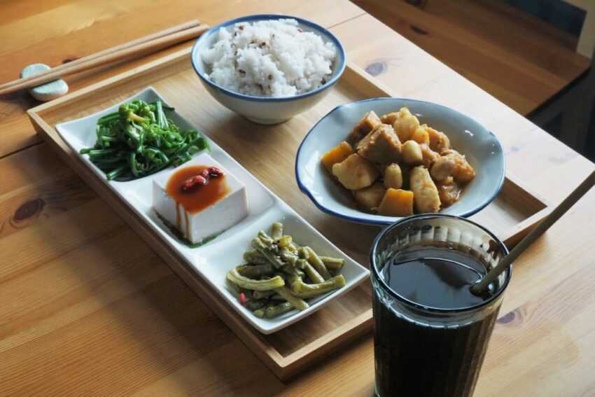 好糧食堂是一家無菜單私房料理餐廳,主打使用在地食材,從蔬菜、水果,甚至米飯也是堂主親自耕種的。 南澳景點 好糧食堂