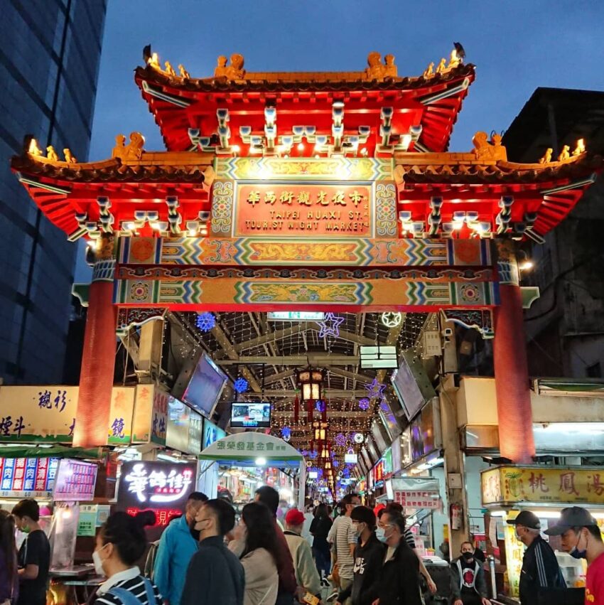 - 萬華景點 萬華景點|艋舺一日遊怎麼玩?艋舺四大廟、新富町文化市場、剝皮寮、萬華夜市美食一篇搞定! 2022 萬華景點|華西街夜市 華西街 龍山寺 萬華 艋舺 萬華一日遊 艋舺一日遊 2021