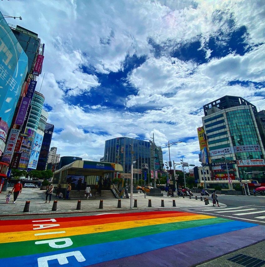 - 萬華景點 萬華景點|艋舺一日遊怎麼玩?艋舺四大廟、新富町文化市場、剝皮寮、萬華夜市美食一篇搞定! 2022 萬華景點|西門町 西門 西門紅樓 西門捷運站 萬華 艋舺 萬華一日遊 艋舺一日遊 台北景點 2021