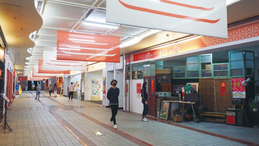 - 萬華景點 萬華景點|艋舺一日遊怎麼玩?艋舺四大廟、新富町文化市場、剝皮寮、萬華夜市美食一篇搞定! 2022 萬華景點|龍山文創基地 龍山寺 龍山寺捷運站 萬華 艋舺 萬華一日遊 艋舺一日遊 2021