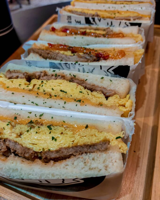 - 花蓮美食 2022花蓮美食推薦|22間在地經典小吃、人氣美食餐廳、花蓮觀光必吃攻略 2022 花蓮文創園區|張瑋肉蛋吐司 張瑋 張瑋早餐 早餐 花蓮早餐 民國路美食 花蓮文創 花創 文創園區 文青景點 花蓮景點 2021