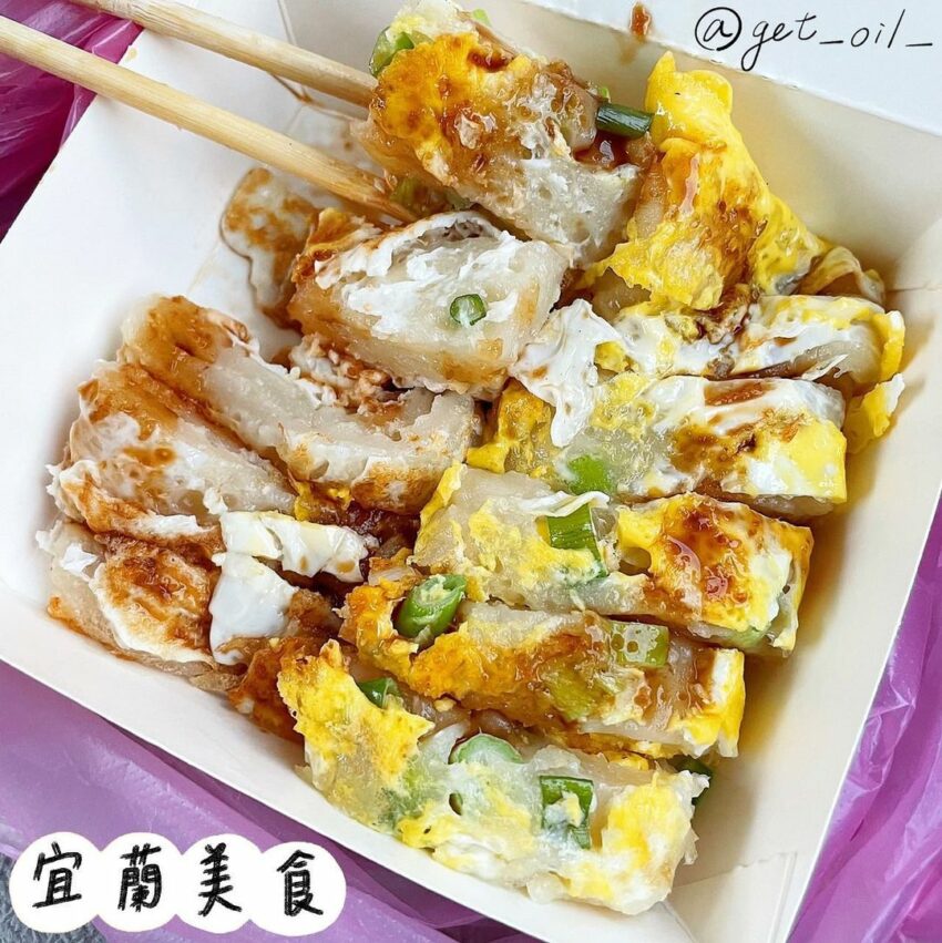 阿財的招牌粉漿蛋餅,粉漿內放入青蔥,厚厚一匙放到鍋內煎,吃起來旁邊焦香,中間又軟嫩,喜歡粉漿蛋餅的人千萬不能錯過。 南澳景點 阿財豆漿店