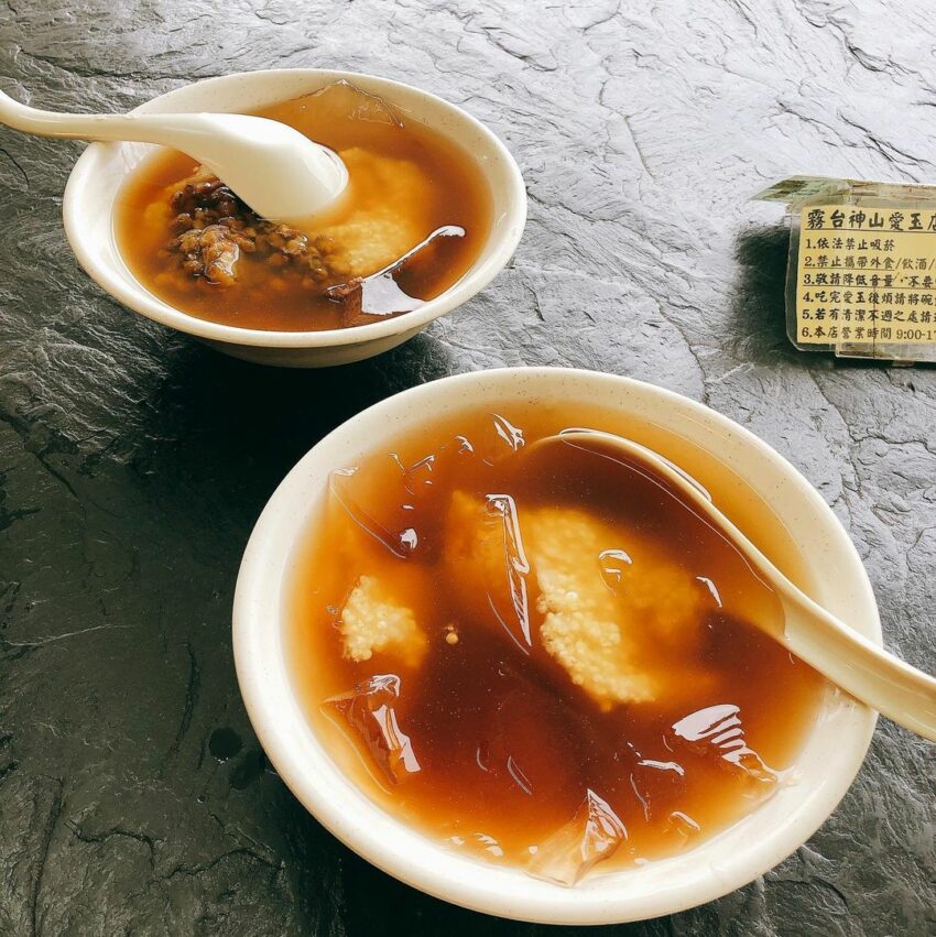 說到霧台必吃美食,當然不能錯過霧台神山愛玉!愛玉是神山部落的特產,老闆用純淨的山泉水慢慢揉洗出愛玉,滑順的愛玉搭配酸酸甜甜的金桔檸檬,吃起來冰涼又清爽,再加上小米、綠豆等配料,口感更豐富。 霧台神山愛玉