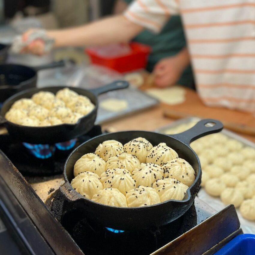 饒河夜市美食｜點心小吃│身煎百戰│剛出爐的生煎包，底下被煎得金黃香脆，上方仍是又軟又Q的白嫩麵皮，色香味俱全。