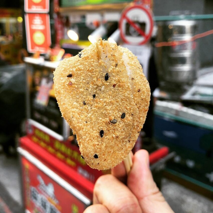 饒河夜市美食｜甜點冰品，麻糬寶寶只賣麻糬和菜燕兩樣菜單，古早味麻糬只用糯米和水混合，口感Q軟不黏牙