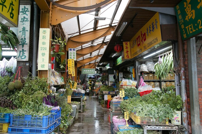 - 萬華景點 萬華景點|艋舺一日遊怎麼玩?艋舺四大廟、新富町文化市場、剝皮寮、萬華夜市美食一篇搞定! 2022 萬華景點|西昌街青草巷 青草巷 萬華 艋舺 萬華一日遊 艋舺一日遊 2021