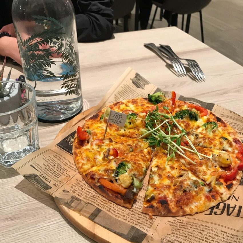 東港美食｜素食、蔬食│遇見‧秘境，菜單有火鍋、簡餐、比薩…等，精心設計的菜色風味皆不同，份量豐盛且色香味十足