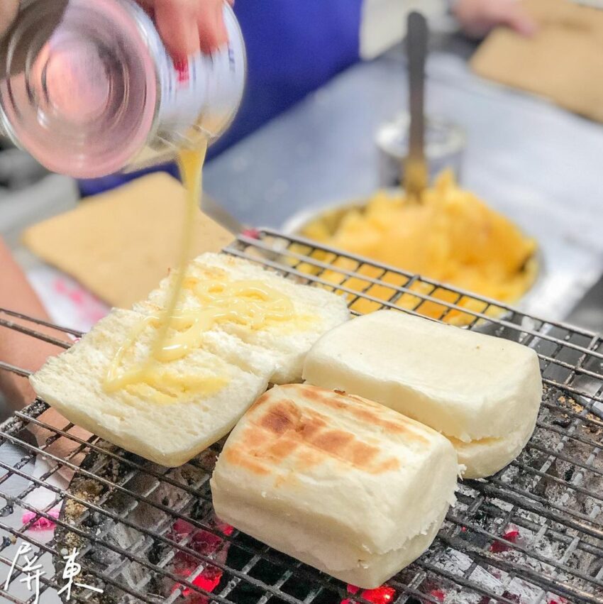 東港美食｜早餐、早午餐│佳吉碳烤饅頭，佳吉碳烤饅頭將饅頭烤得外皮焦香，內層鬆軟，夾上肉片、火腿、煎蛋、蔬菜等豐富的內餡