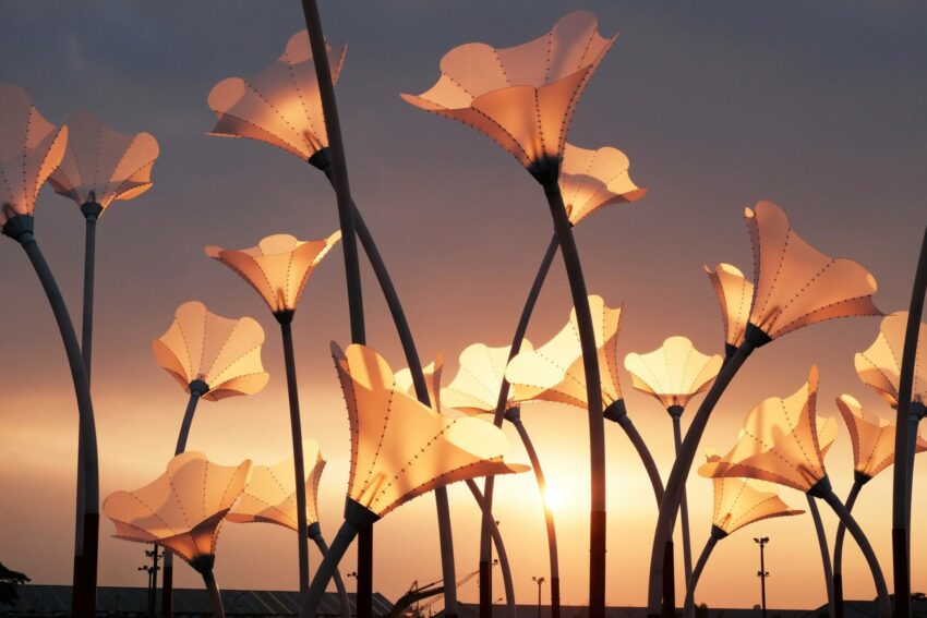 2022台灣燈會｜駁二大港橋燈景｜台灣燈會在高雄的作品，54朵巨型喇叭花，晚上每小時還有音樂演奏