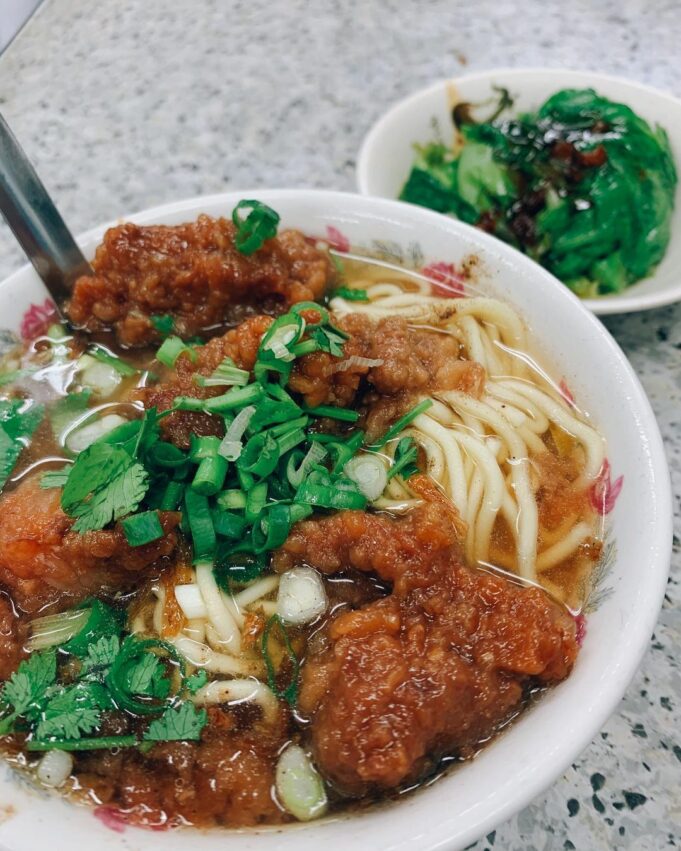 饒河夜市美食｜在地美食，后庄排骨酥麵湯頭甘甜，味道濃郁且不油膩，排骨酥帶點軟骨，吃起來能同時感受到肉質的軟嫩，和軟骨硬脆的雙重口感。