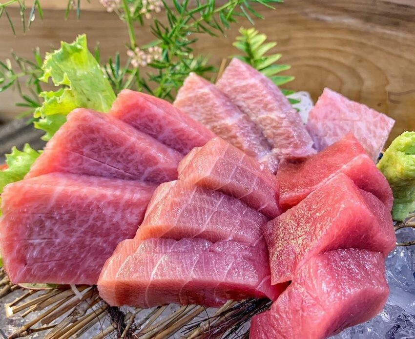 東港美食｜華僑市場美食、海鮮生魚片│王匠黑鮪魚生魚片，除了黑鮪魚生魚片，這裡的其他海鮮料理也相當受歡迎，壽司、丼飯、手捲同樣豐盛美味。