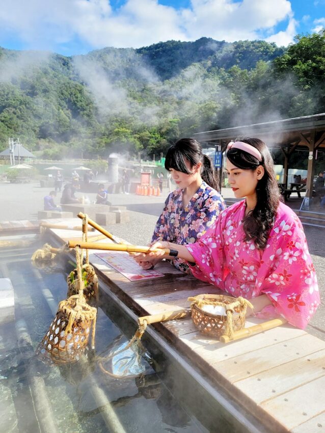 宜蘭景點｜清水地熱公園｜免門票的清水地熱公園，園區煙霧繚繞，不僅可以泡腳，還可以提竹簍煮玉米、溫泉蛋、筊白筍、花生等溫泉食物，大小朋友都玩得開心，是宜蘭必去的親子景點。