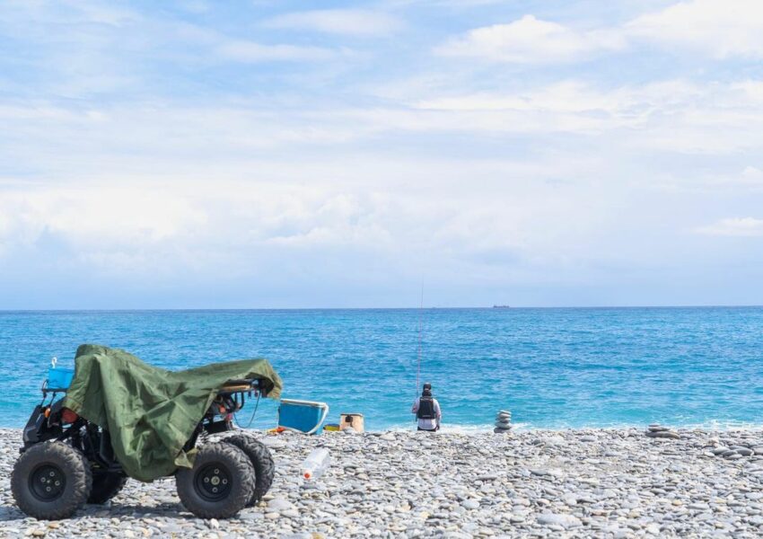 金崙溫泉，金崙沙灘有著無人工汙染的純天然海景，鋪滿鵝卵石的沙灘，在日出、正午、傍晚、夜晚等不同時間點，都有著不同的美景