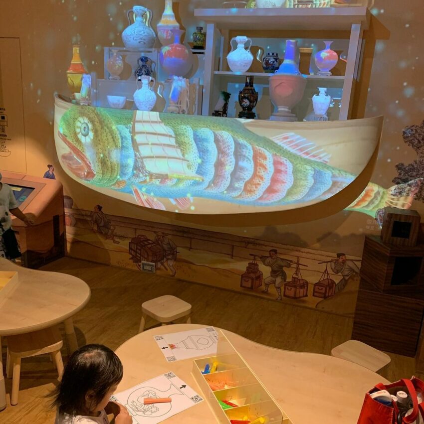 台北親子景點|台北親子博物館│故宮兒童學藝中心,孩子們可以走進古船造型的展區,遊覽清明上河圖的世界,還能透過營幕與海怪們互動,怪魚們將吐出各種珍寶,與小朋友們一起認識與學習。 台北親子景點|台北親子博物館|故宮兒童學藝中心