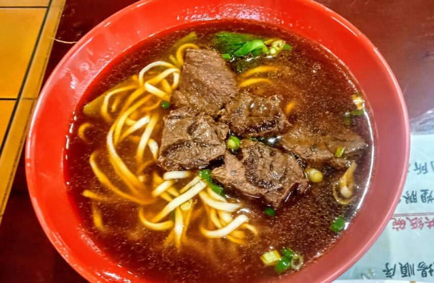 金崙溫泉｜必吃美食│鼎崙牛肉麵，牛肉麵湯頭香而不死鹹，牛鍵肉滷得相當入味，肉質軟而不爛，再加點辣椒就更有層次了。