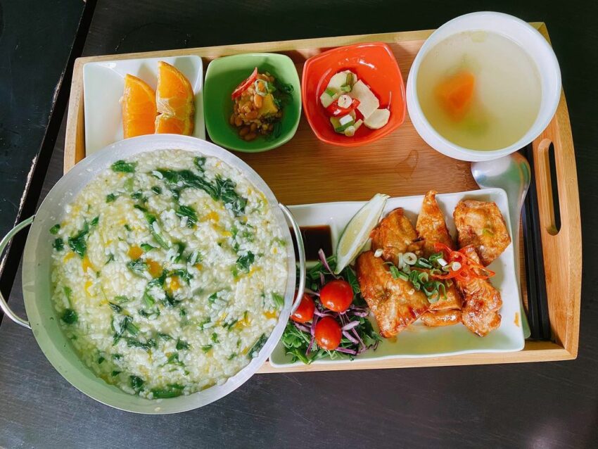 金崙溫泉｜必吃美食│講蜜蜜特色餐廳│主打的山地飯是用野菜燉煮的粥，再配上烤肉、沙拉、和店家自製的醬菜。餐食不使用過多的調味，吃的便是天然的食材原味