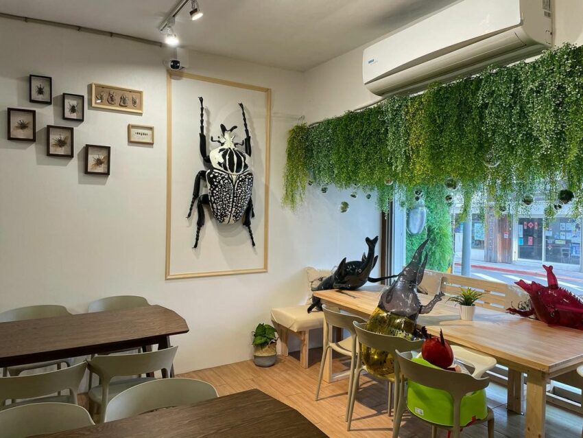 台北親子景點|台北親子餐廳│甲蟲秘境親子餐廳,以甲蟲為裝潢,店裡推出各種甲蟲週邊,以及各種有趣的DIY活動,甚至還有繪本故事時間呢! 台北景點,台北景點,台北一日遊,台北室內景點,北投景點,台北夜晚景點,台北親子景點,台北好玩的地方,台北好玩,情侶台北半日遊,台北晚上好去處,台北景點室內,台北捷運景點,台北約會,士林景點,情侶耍廢行程台北,台北好去處,台北市景點,台北室內活動,台北情侶景點,台北室內,台北哪裡好玩,台北景點戶外,南港景點,台北網美景點,台北戶外景點,台北景點推薦,台北景點2022,台北好玩室內,台北室內遊樂場大人,台北一日遊景點,臺北景點,台北室內約會dcard,台北約會景點,台北晚上景點,台北室內親子景點,西門景點,台北室內約會,台北下雨好去處,台北旅遊景點,台北學生情侶約會地點,信義區景點,台北新景點,貓空景點,台北近郊景點,天母景點,木柵景點,大安森林公園繡球花,台北晚上閒晃,台北好玩的地方學生,萬華景點,台北好玩景點,松山機場觀景台,台北夜晚好去處,台北拍照景點,台北捷運一日遊,情侶晚上活動台北,台北兩天一夜,台北有什麼好玩的,台北推薦景點,台北適合小朋友玩的地方,台北景點dcard,信義區逛街,松山景點,台北景點一日遊,台北室內遊樂場,台北兒童景點,台北車站附近景點,台北好玩景点,台北親子景點室內,台北無車族一日遊,大安森林公園怎麼玩,台北假日好去處,北投私房景點,台北文青景點,台北避暑景點,台北冬天景點,台北平日好去處,台北市內行程,台北車站約會,台北放鬆景點,台北網美景點室內,台北遊玩景點,台北室內好去處,台北室內兒童,台北半日遊推薦,台北週末景點,文山景點,台北騎機車景點,台北騎機車景點,台北親子景點|台北親子餐廳|甲蟲秘境親子餐廳
