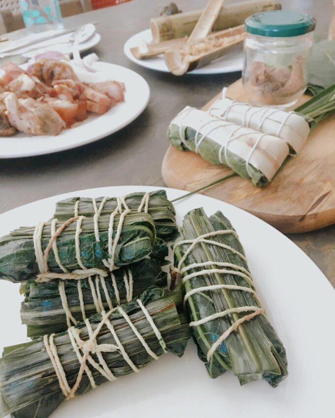 坐落在神山部落裡的Sama食堂,提供道地的魯凱族風味料理,菜單就在黑板上,分為烤物、蔬食和隨點,不過份調味的烤物能品嘗到食材原味;自栽自種的新鮮蔬菜從在地產地直接到餐桌上;原住民傳統美食吉拿富、芋頭餅更是不能錯過。Sama食堂還結合手作體驗、環境導覽等,讓遊客能更認識魯凱族及霧台。 Sama食堂