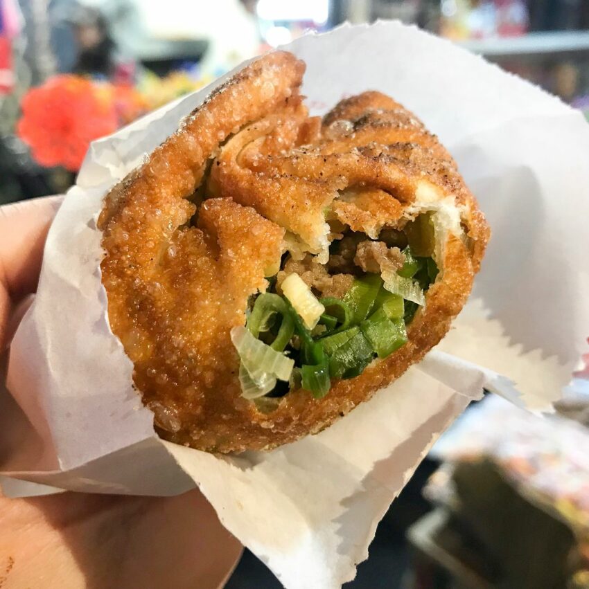 蔥多餅不是蔥油餅,而是像蚵嗲一般,在現場還能看到師傅的製作過程,拿出現桿的餅皮,一匙匙的把三星蔥和肉末塞進麵皮裡,毫不手軟。外皮炸到金黃酥脆的蔥多餅,一口咬下滿滿的料,三星蔥的清甜和肉末的鹹香搭配合宜,喜歡蔥的人一定會大大享受於其中。 七巧味