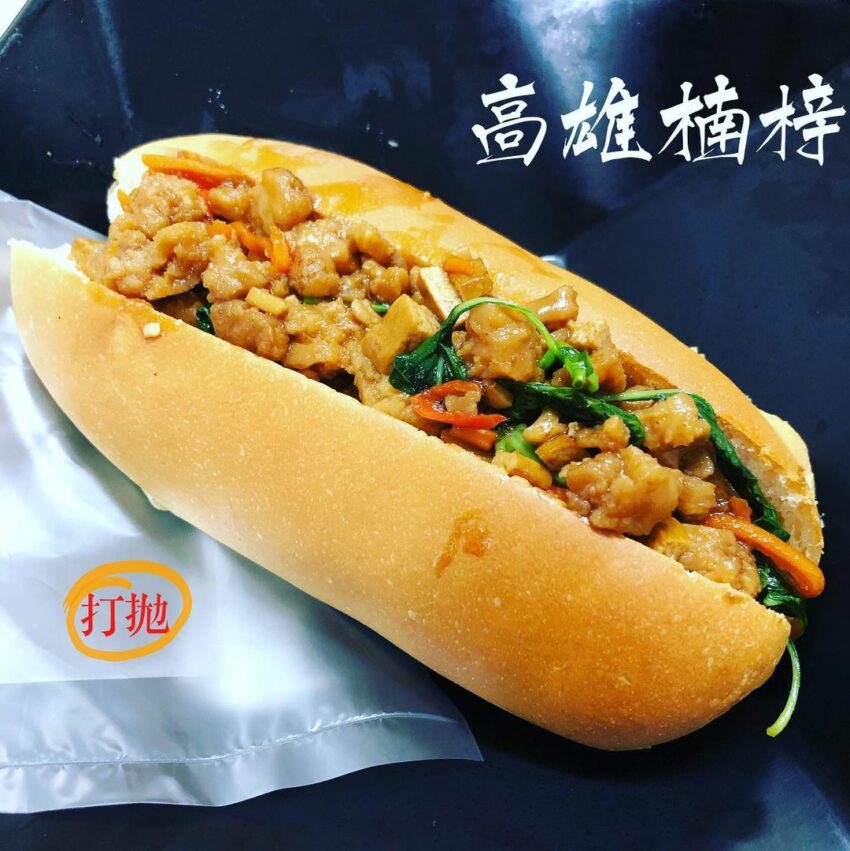 味肯蔬食提供炒飯、咖哩飯、麵食等素食選擇。 味肯蔬食