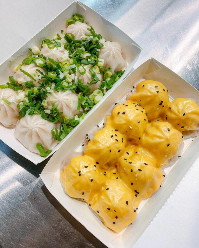 羅東夜市內的創意小籠湯包店「嚐味鮮湯包」,店內有許多特別的品項,像是喜歡蔥的人絕對不能錯過的三星蔥爆漿湯包,還有招牌的起司湯包,黃澄澄的起司淋上湯包,一入口微融化的起司香氣撲鼻,起司的鹹味和湯包的甘甜完美融合。 嚐味鮮湯包