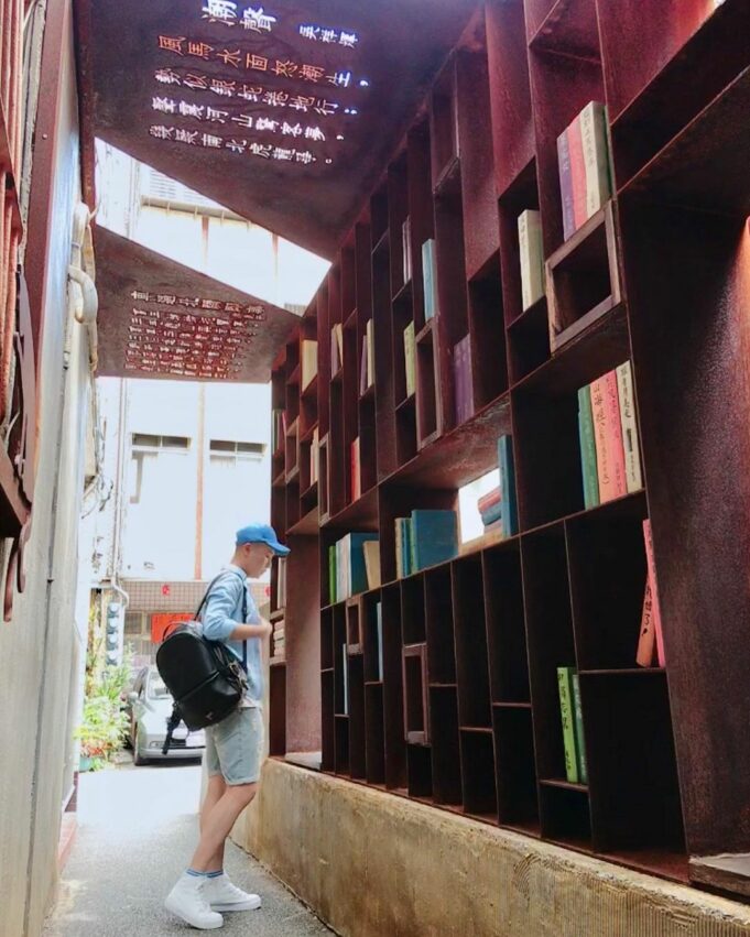 文學巷另一側的牆面設計有如大型書櫃,正好呼應這些文學作品。 頭城景點 文學巷