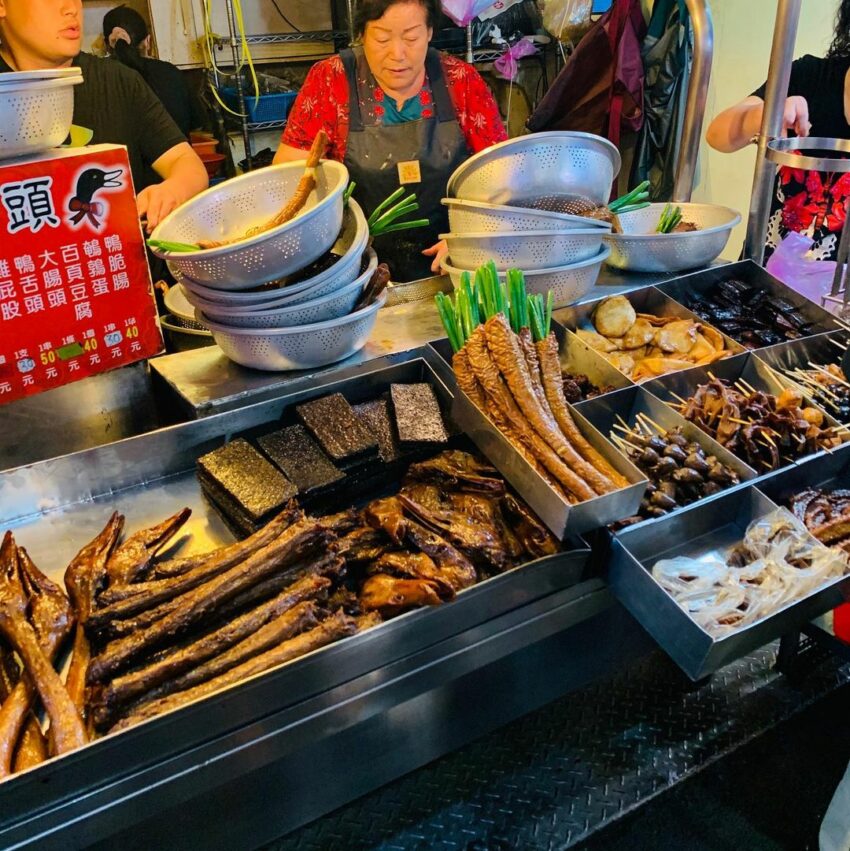 老店東山鴨頭同樣位於民權路上,檯面上擺滿著滷成漂亮的焦糖色的食材,感覺十分入味。最有名的品項就是三星蔥大腸頭!在大腸頭內塞入滿滿的三星蔥,做工費時,大腸的油脂和三星蔥香氣融合得恰當,如果售完要等老闆再做一批,需要多花一點時間等待,有興趣的話要趁早購買,以免向隅。 東山鴨頭