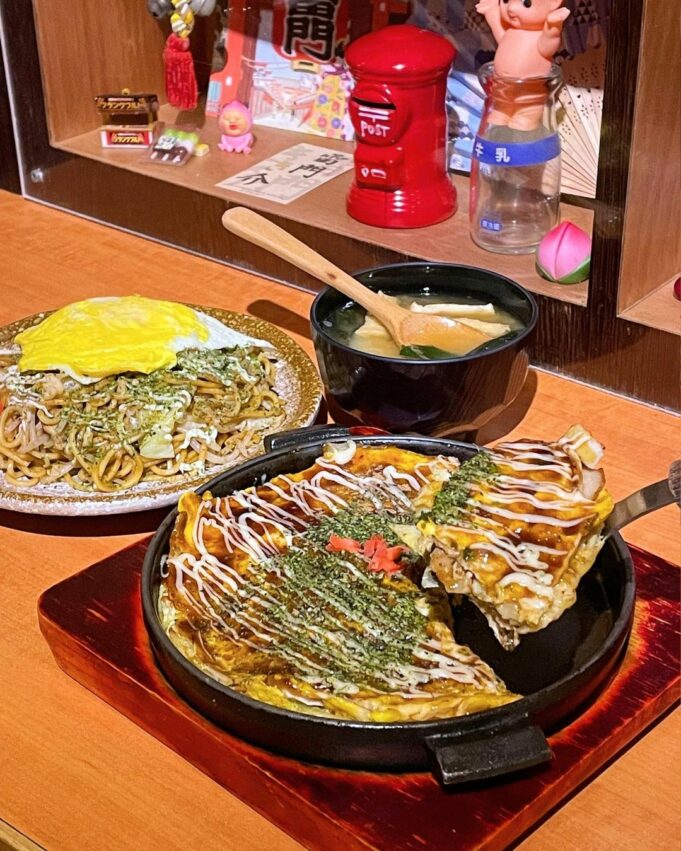 水沐食堂有大阪燒、炒麵與其他日式小點。大阪燒吃起來粉感不會很重,裡面放入高麗菜丁、蛋、肉片、花枝片、蝦仁有滿滿的料,再淋上了特製大阪燒醬和美乃滋 水沐食堂