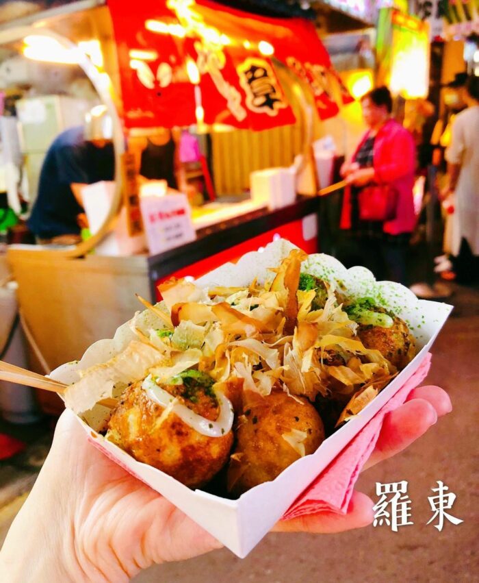 章魚小丸子外層吃起來酥酥脆脆,裡面也十分軟嫩,再搭配著非一般鹹甜的特殊微酸風味醬汁,如果喜歡芥末嗆辣的感覺,也可以要求要另外加芥末。 羅東章魚小丸子