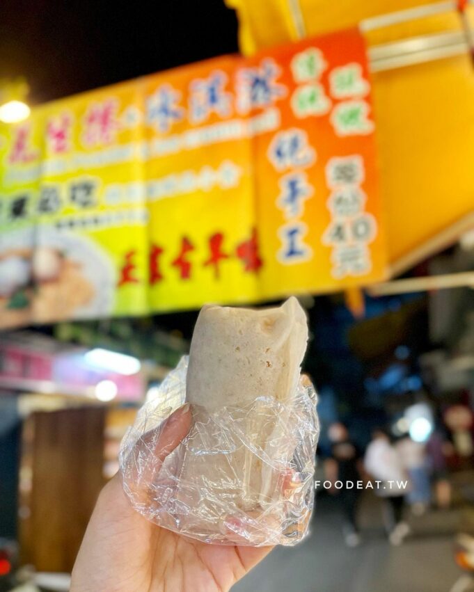 花生捲冰淇淋是傳統的點心,用潤餅皮包著現刨的花生麥芽糖粉末以及幾球的叭噗冰淇淋和香菜,包法和一般潤餅一樣,吃起來的口感非常好,是許多在地人離開家鄉會懷念的味道。如果不敢吃香菜的話也可以叫店家不要加,只是可能就會覺得少了一味。來到宜蘭就來吃吃看這項在地美食吧! 羅東花生捲冰淇淋