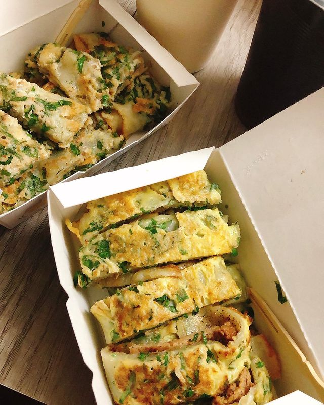 主打純手工古早味粉漿蛋餅的蛋餅里家,外表煎的微酥脆,內部依然維持粉漿蛋餅的軟Q,咬下去外酥內軟,是讓人驚豔的傳統蛋餅。 蛋餅里家