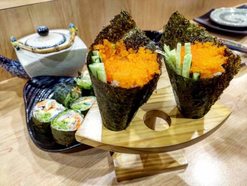 距離羅東夜市10分鐘路程的詠壽司,壽司口味非常多,食材新鮮,還會有季節限定地當季菜色,讚岐烏龍炒麵也是必點。 詠壽司