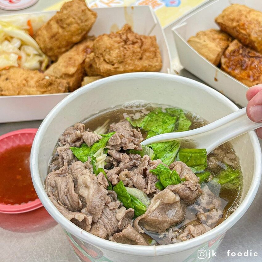 「阿灶伯當歸羊肉」,必點的就是當歸羊肉湯與臭豆腐,羊肉湯裡頭有滿滿的羊肉片,甘醇不油膩的湯頭,沾上特製的微辣豆瓣醬,鹹香又夠味。 阿灶伯當歸羊肉