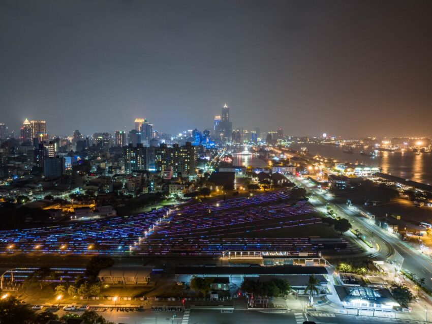 2022台灣燈會｜哈瑪星鐵道最新燈景｜在駁二蓬萊區旁、具百年歷史的「哈瑪星鐵道」，於平安夜也點亮了「鐵道主燈」——「哈瑪星光任務」。