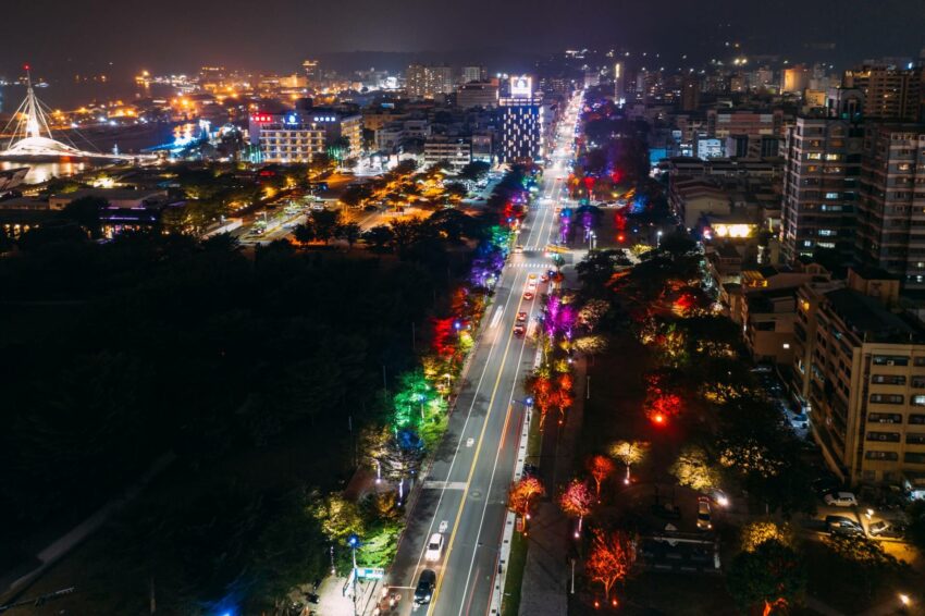 2022台灣燈會|高雄|花燈燈景|以高雄車站南北兩端的中山、博愛路行道樹上,以及鹽埕區「聖誕主燈」旁的公園二路綠帶,透過光影妝點了樹的顏色,彷彿進到魔幻世界,仙到超好拍! 2022台灣燈會|高雄|花燈燈景|以高雄車站南北兩端的中山、博愛路行道樹上,以及鹽埕區「聖誕主燈」旁的公園二路綠帶,透過光影妝點了樹的顏色,彷彿進到魔幻世界,仙到超好拍!