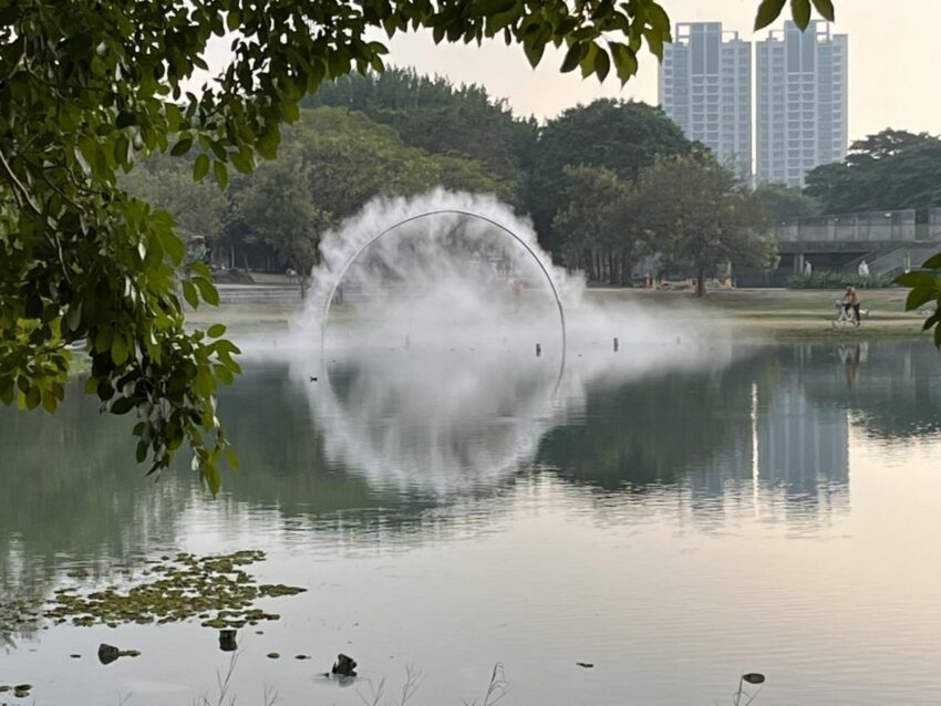 2022台灣燈會|高雄燈會|衛武營燈景《弧 零:月食》|白天水霧縈繞,夜晚則發出像火一樣的紅光,打造如月亮的巧思令人讚嘆~ 2022台灣燈會|高雄燈會|衛武營燈景《弧 零:月食》|白天水霧縈繞,夜晚則發出像火一樣的紅光,打造如月亮的巧思令人讚嘆~