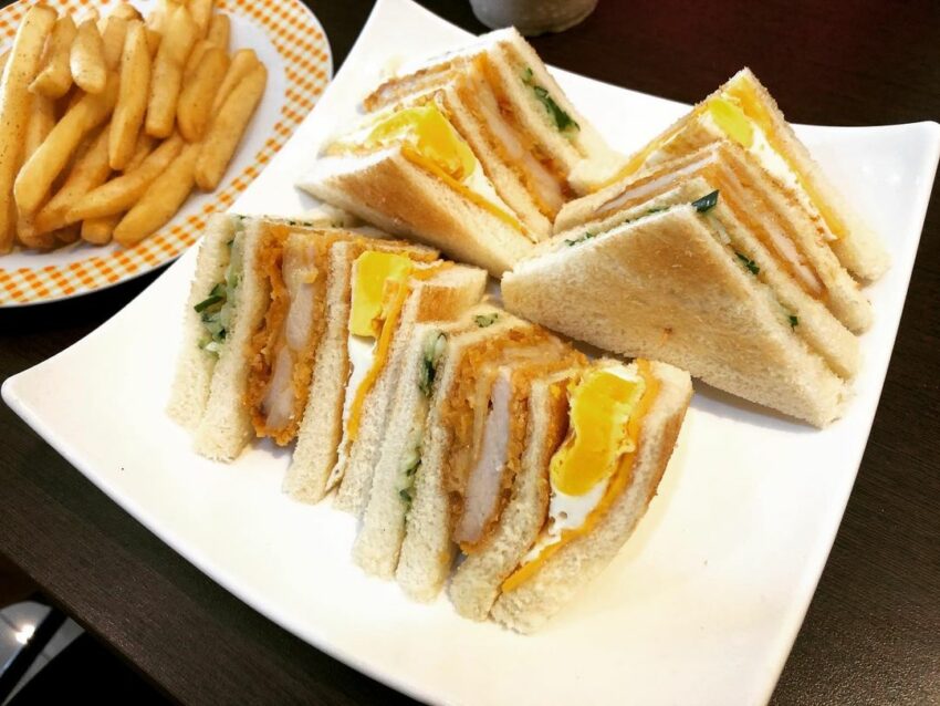 史邁兒早餐有蛋餅、漢堡、點心等基本餐點,而且一路營業到下午,午餐菜單更是豐富,招牌的炒泡麵、黯然銷魂飯,還有咖哩飯、牛肉麵等, 楠梓美食、楠梓美食推薦、高雄楠梓美食、 史邁兒smile早餐