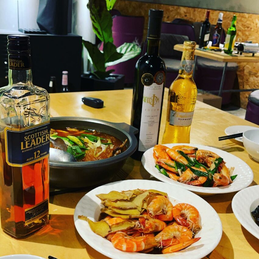 聽到聚樂烤別以為是間燒烤店,其實這間店是有點像居酒屋或是酒吧的店,炭燒美食外,還提供冷食、炸物、湯品…許多選擇 楠梓美食、楠梓美食推薦、高雄楠梓美食、 聚樂烤