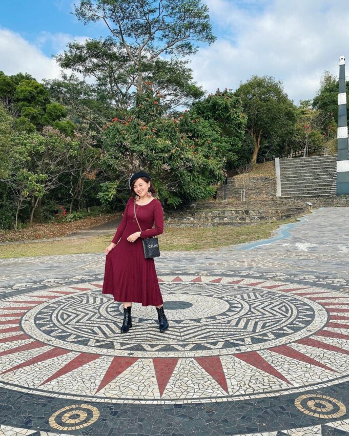 三地門景點 地磨兒公園內充滿原住民色彩,正中央的生命舞台是當地舉辦活動的場地,像是豐年祭、南島族群婚禮、桐花季通通都在這,一旁還有祖靈柱與灶、設計成百步蛇形狀的石板,都有著不同的寓意。 三地門景點 地磨兒藝術公園