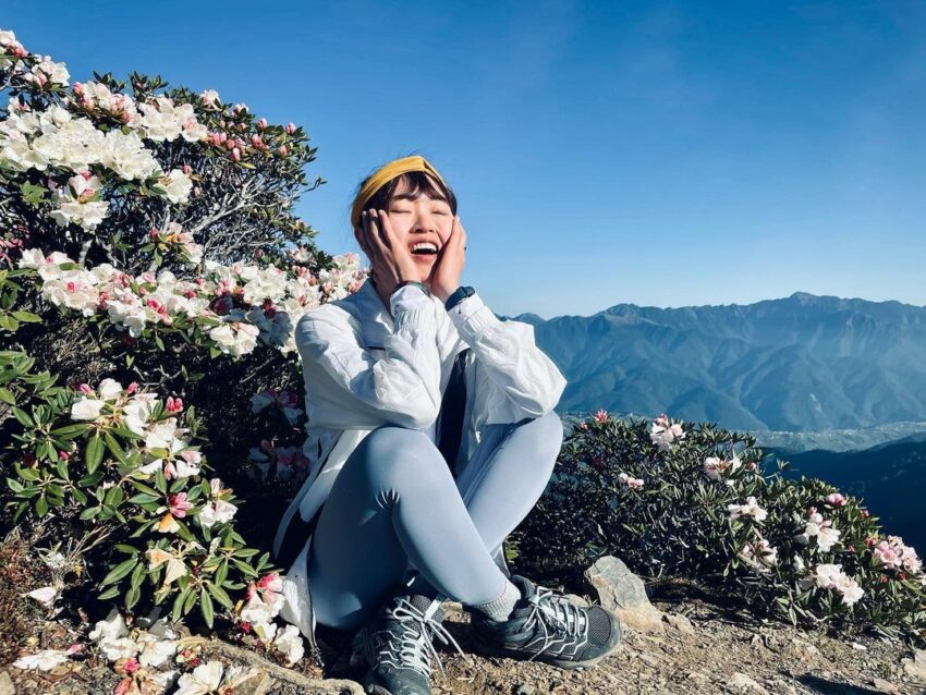 仁愛|合歡山,在無汙染的藍天白雲映照之下,花團錦簇顯得格外熱鬧;當濃厚的雲霧飄來,白中帶粉的杜鵑躲在霧中,帶有一點神祕感 仁愛合歡山