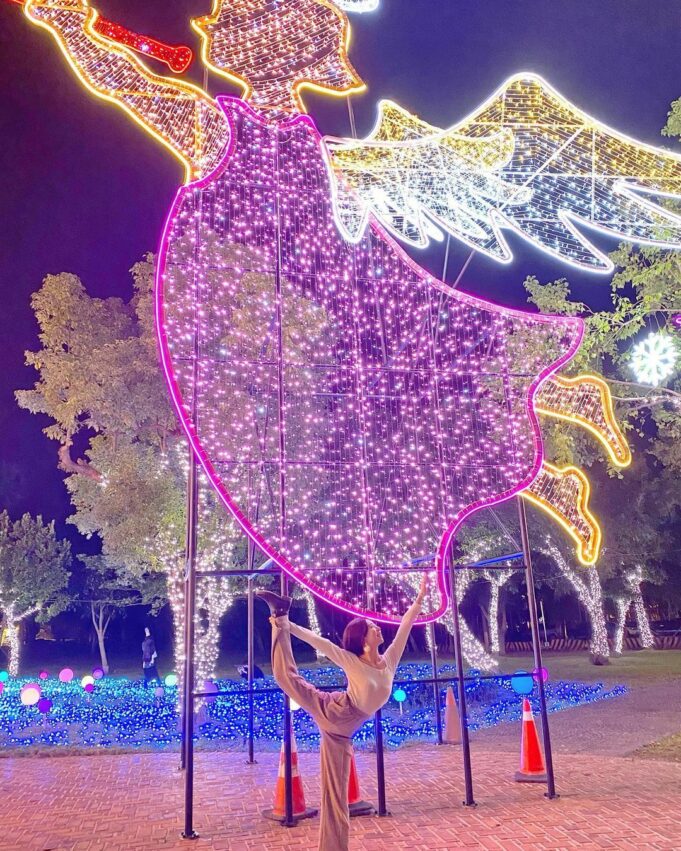 宜蘭景點一日遊|宜蘭市景點 宜蘭聖誕村|宜蘭縣議會廣場有座8公尺「吹著號角的天使」,在宜蘭聖誕村傳送著祝福~每半小時到1小時,就有場耶誕樹燈光音樂秀,還有許多好拍璀璨燈飾。展期到3/1,有很長時間能讓大家好好美拍~ 宜蘭景點一日遊|宜蘭市景點 宜蘭聖誕村|宜蘭縣議會廣場有座8公尺「吹著號角的天使」,在宜蘭聖誕村傳送著祝福~每半小時到1小時,就有場耶誕樹燈光音樂秀,還有許多好拍璀璨燈飾。展期到3/1,有很長時間能讓大家好好美拍~